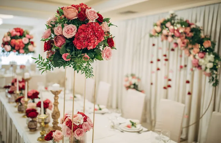 stół ślubny przystrojony kwiatami
